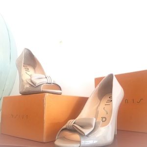 Unisa peep toe pumps